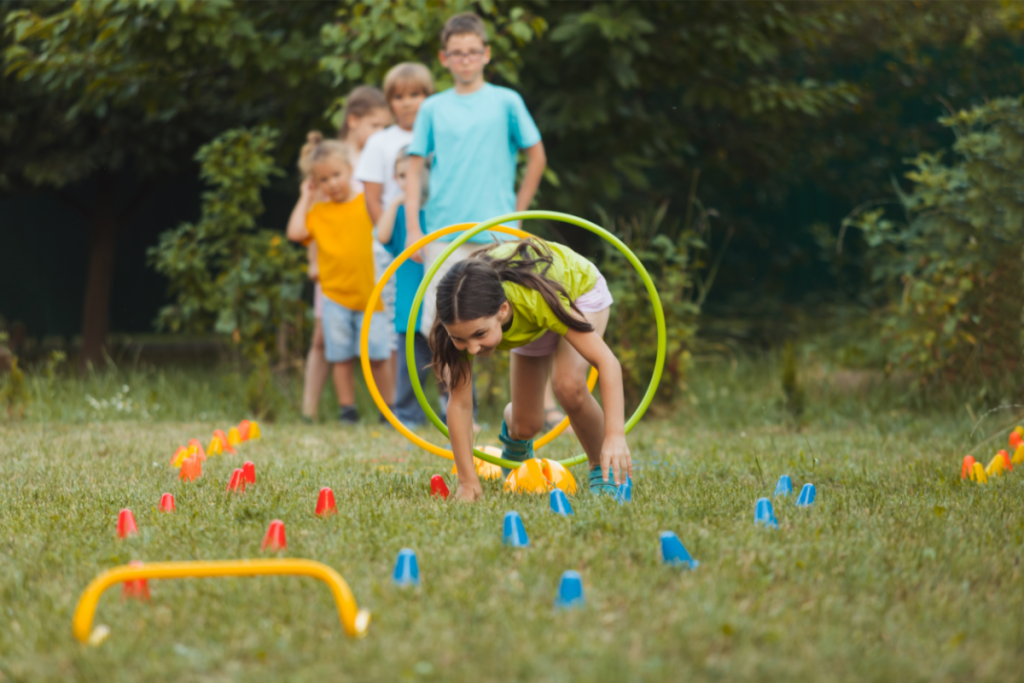 enfants faisant sport en plein air