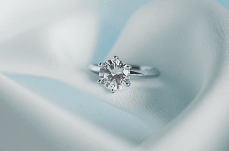 Demi-alliances diamant : l’élégance éternelle du “oui”