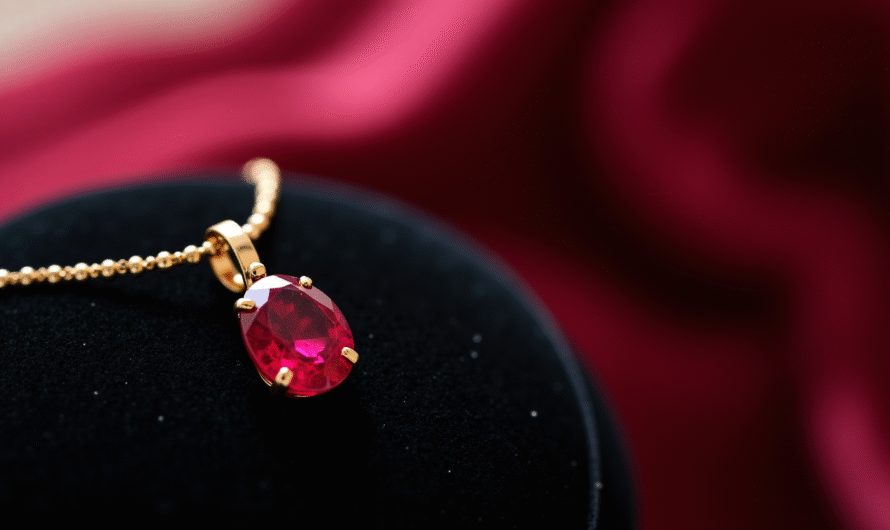 Pendentif rubis : Comment choisir la nuance de rouge parfaite ?
