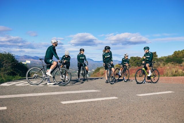 Cyclisme décrypté : guide complet pour maîtriser les règles et suivre une course comme un pro