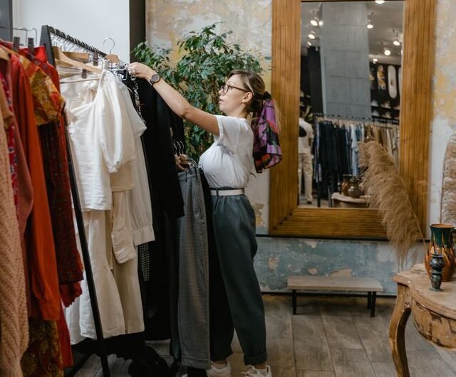 Astuces chez un grossiste vêtement : que faut-il savoir pour réussir ses achats ?
